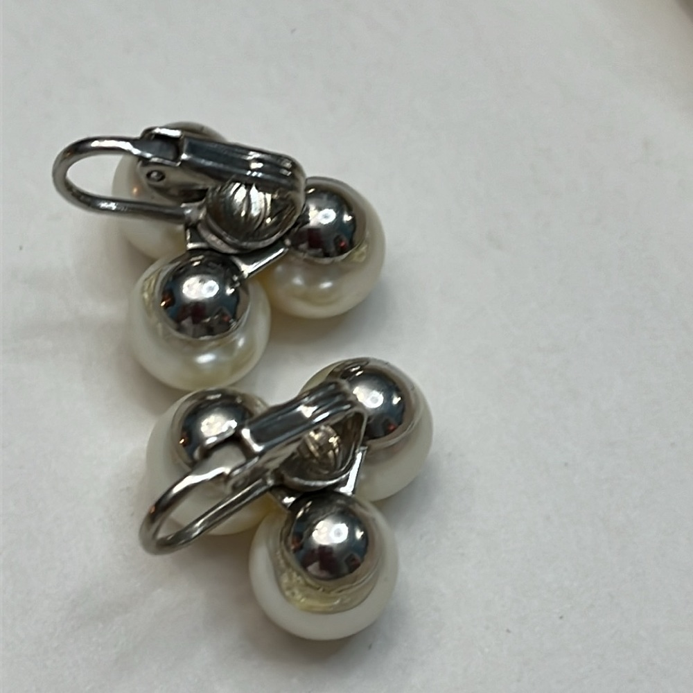 Vintage faux triple pearl clip on earrings - Picture 2 of 2